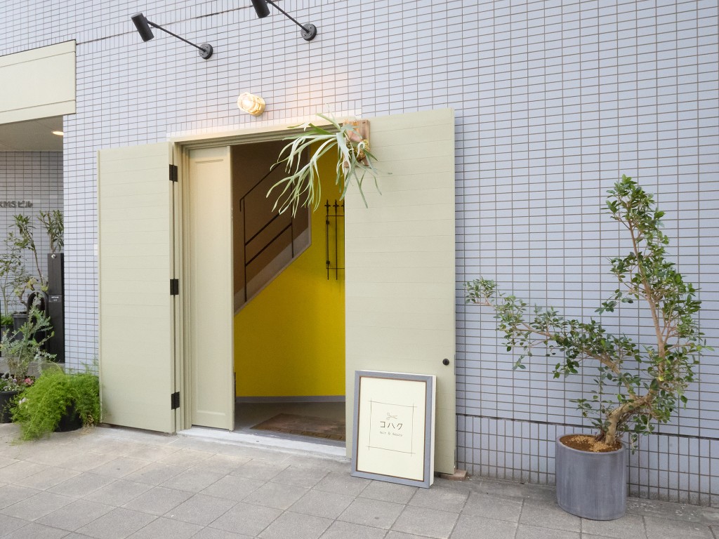 コハクの店舗エントランス(西天満KMSビル)